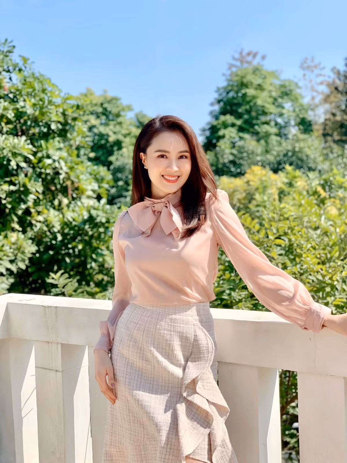 Trên trang cá nhân, Hồng Diễm chia sẻ: "Một bất ngờ quá lớn với tôi. Giải năm trước còn chưa khao được hết do tình hình dịch bệnh… Diễm chỉ dám nghĩ rằng tối nay may mắn đã mỉm cười với mình thôi, vì năm nay có rất nhiều vai diễn nữ ấn tượng. Quá là tiếc vì do vướng việc gia đình nên Diễm không đến dự lễ trao giải thưởng được… Rất mong BTC giải VTV Awards và khán giả thông cảm cho Diễm".
