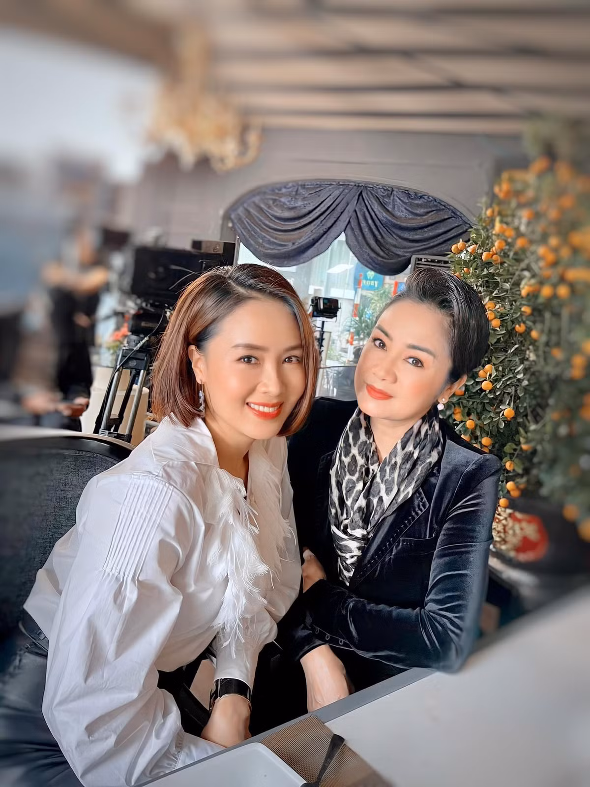 Trong phim "Hướng dương ngược nắng", NSND Thu Hà vào vai bà Bạch Cúc - mẹ của Minh Châu (Hồng Diễm). Nữ nghệ sĩ đã thể hiện xuất sắc vai diễn người đàn bà quyền lực, sắc sảo khi tái xuất màn ảnh nhỏ sau nhiều năm vắng bóng.