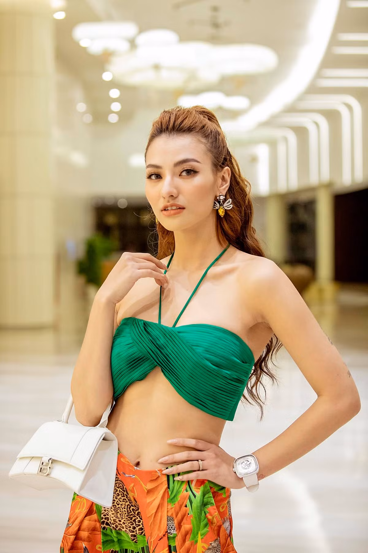 Năm 22 tuổi, Hồng Quế bất ngờ công khai sinh con và làm mẹ đơn thân. Người đẹp rút dần các hoạt động giải trí, dành thời gian chăm con và bán hàng online. Chân dài Hà thành cũng ngày càng đằm thắm, trưởng thành hơn.