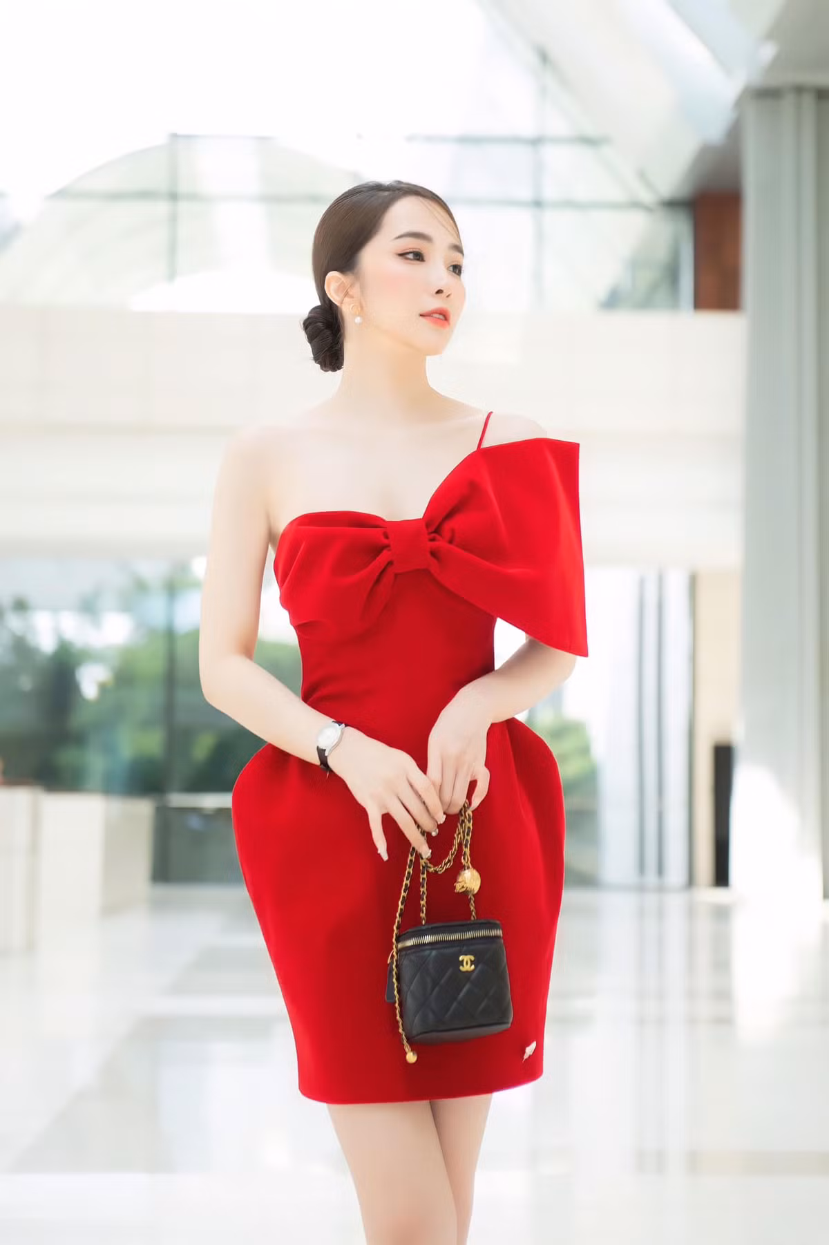 Để tôn làn da trắng không tì vết, nữ diễn viên chọn đầm đỏ rực.