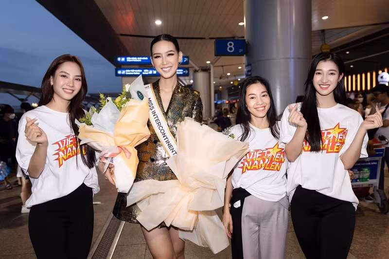 "Bà trùm hoa hậu" Phạm Kim Dung có mặt để cổ vũ Bảo Ngọc lên đường dự thi nhan sắc quốc tế.