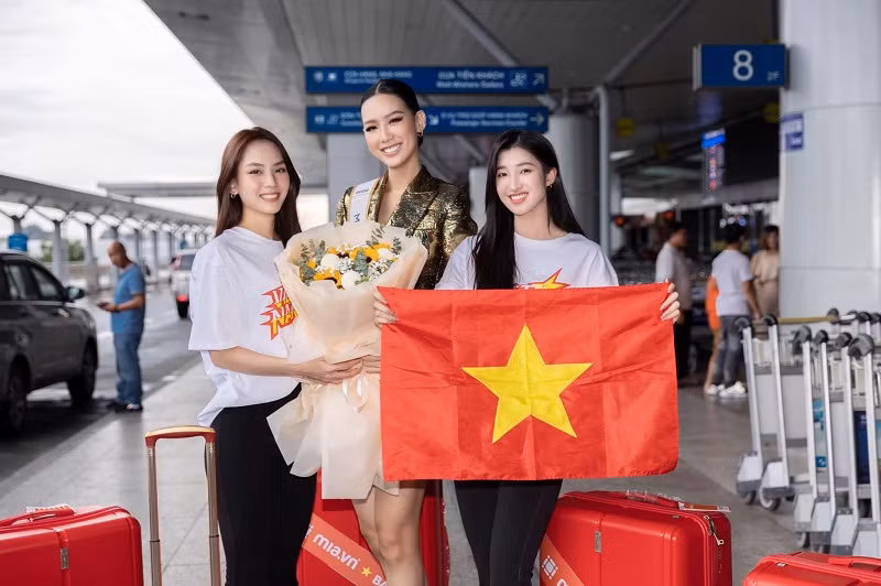 Á hậu Bảo Ngọc tươi rói bên Hoa hậu Mai Phương và Á hậu Phương Nhi.