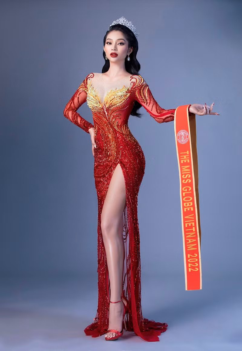 Lâm Thu Hồng sinh ra trong gia đình không trọn vẹn, ba mẹ cô ly dị. Mẹ cô sớm đi bước nữa trong khi ba cô một mình nuôi hai chị em cô khôn lớn.