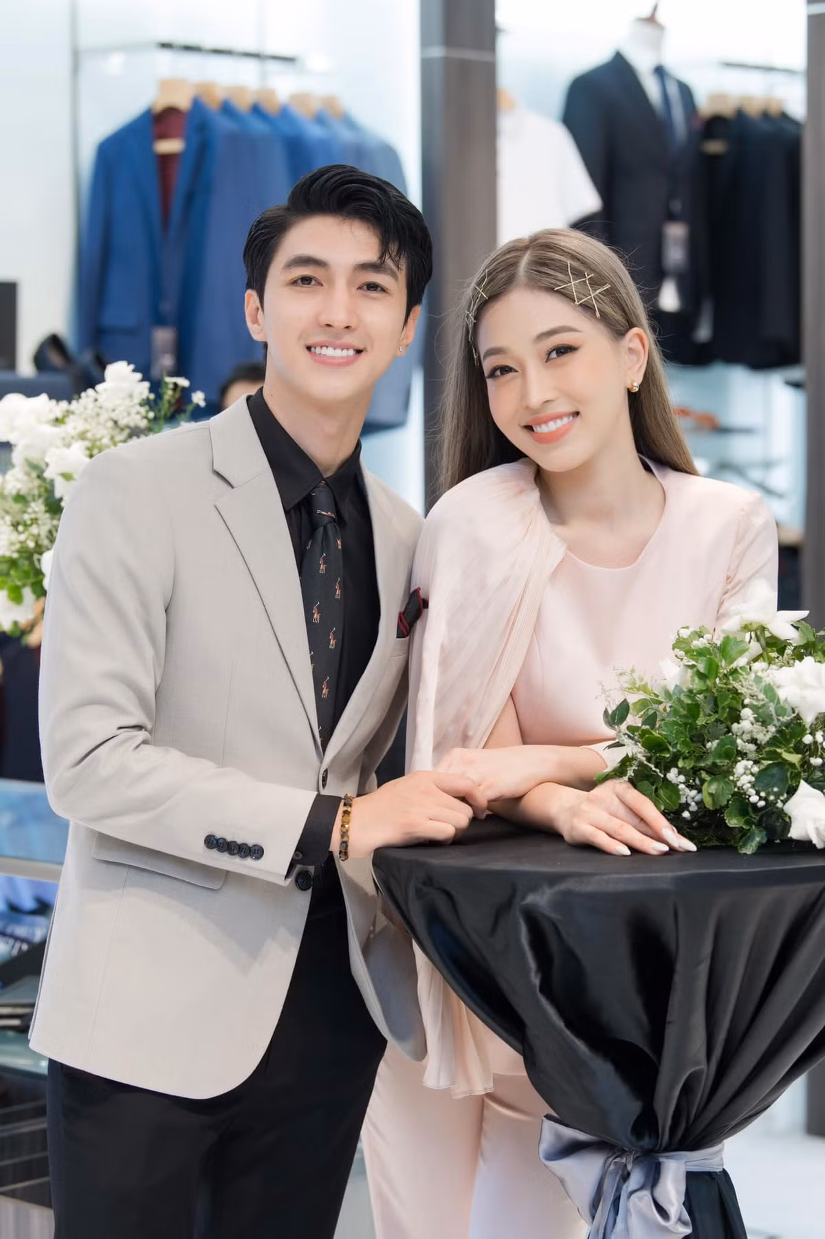 Phương Nga - Bình An là cặp đẹp đôi của Vbiz. Cả hai được phát hiện hẹn hò năm 2018 khi nam diễn viên đến cổ vũ Phương Nha thi Hoa hậu Việt Nam.