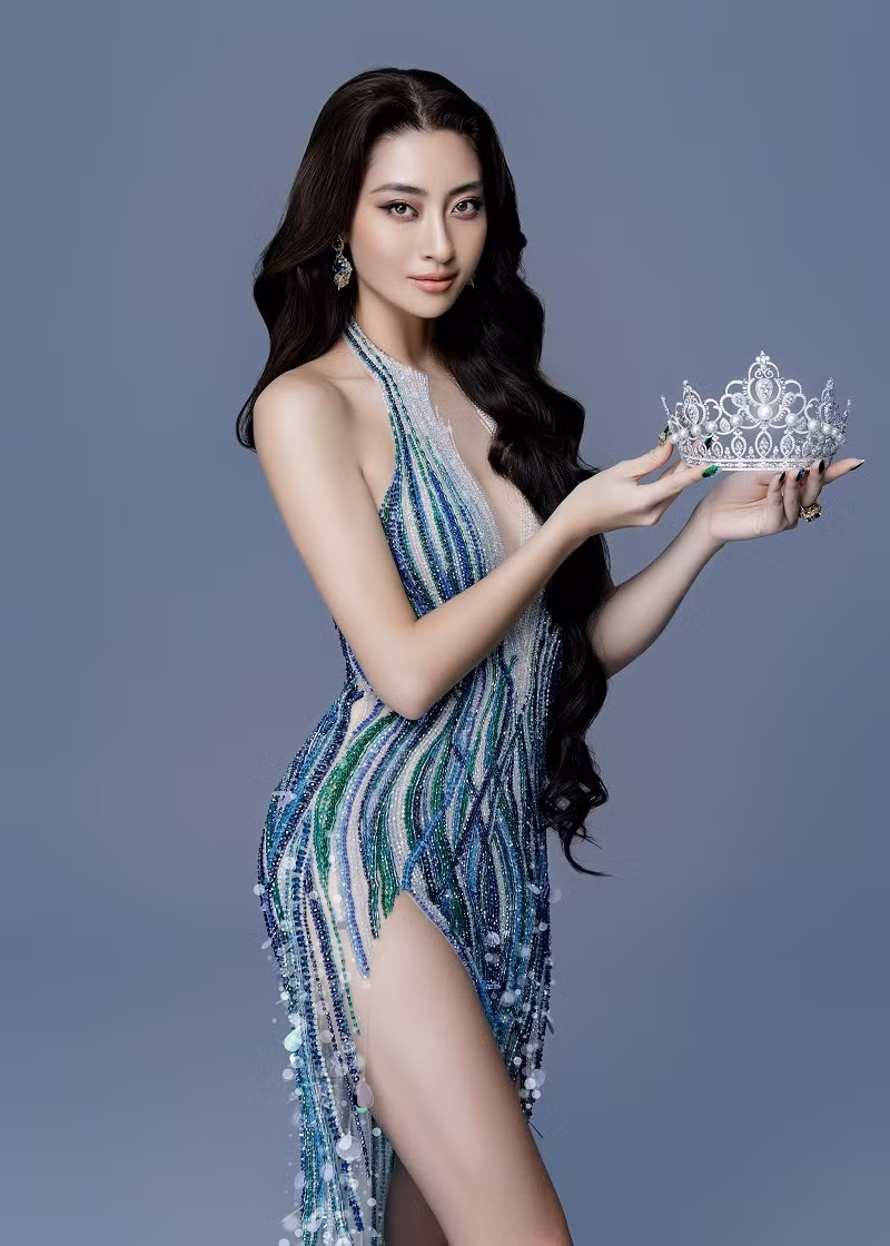 Việc lựa chọn màu xanh dương cũng là ý tưởng để đồng bộ với chủ đề cuộc thi cũng như hình tượng của nàng hậu.