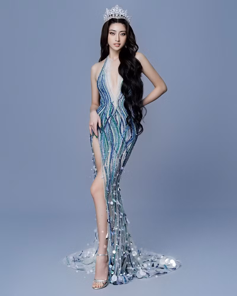 Thiết kế ôm body gợi cảm giúp người đẹp khoe trọn đôi chân dài cùng vóc dáng quyến rũ. Được biết bộ trang phục lấy cảm hứng từ hình ảnh thác Bản Giốc tại Cao Bằng - quê hương của nàng hậu.