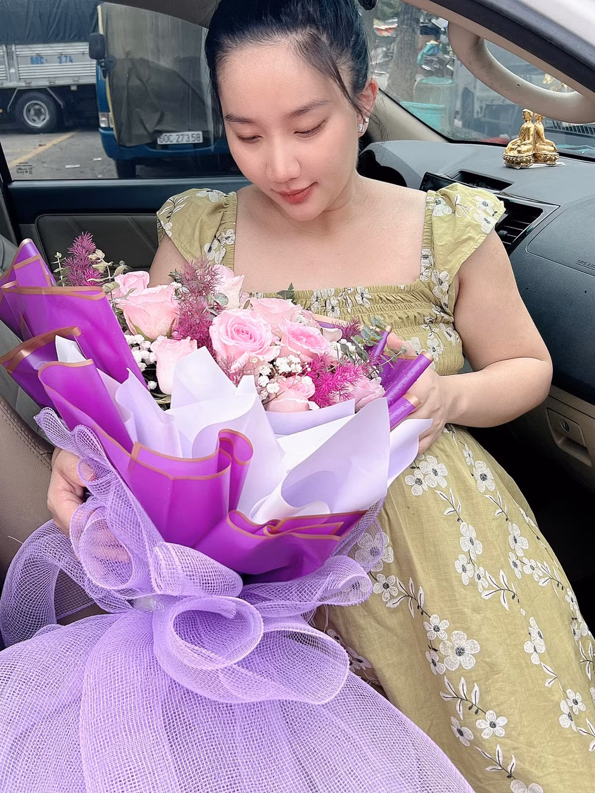 Chia sẻ của Lê Dương Bảo Lâm dành cho bà xã gây xúc động, Trước đó, nam diễn viên khoe ảnh tặng hoa cho vợ trước khi cô lâm bồn.