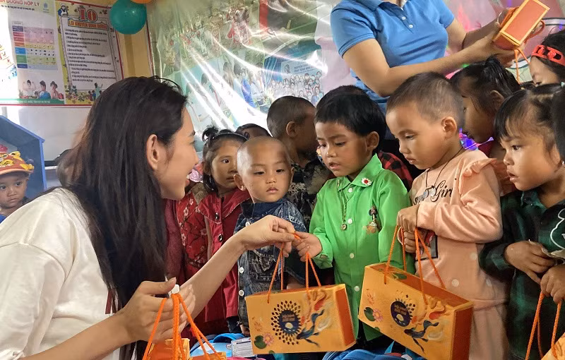 Hiểu được hoàn cảnh khó khăn của các bạn thiếu nhi và thầy cô vùng cao, Thùy Tiên bày tỏ mong muốn giúp đỡ mọi người có được một mùa Trung thu vui vẻ, hạnh phúc.