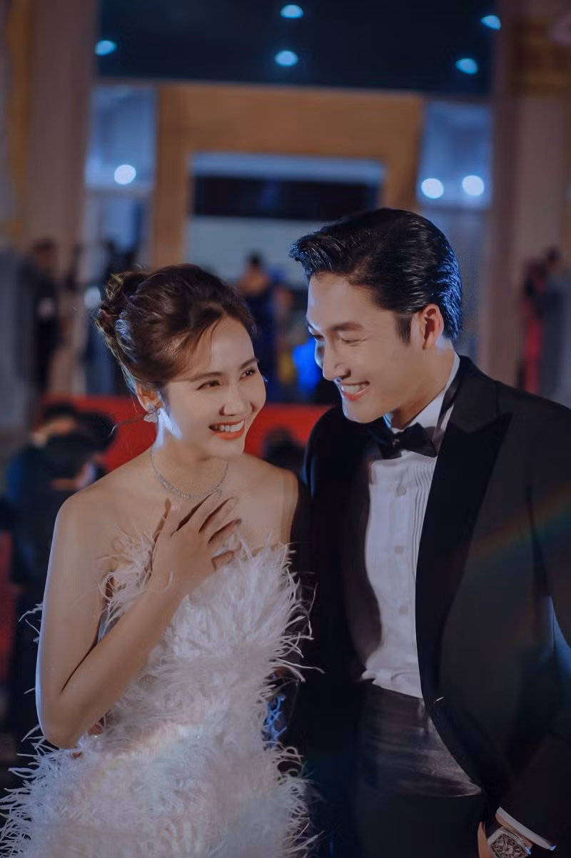 Trong khi đó, Đình Tú diện bộ vest đen lịch lãm, điển trai như một chàng hoàng tử.