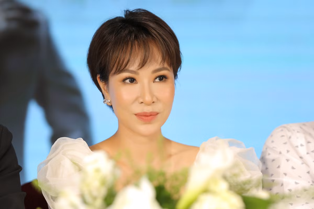 Uyen Linh hat “Ben tren tang lau” khong xin phep bi phan ung-Hinh-2