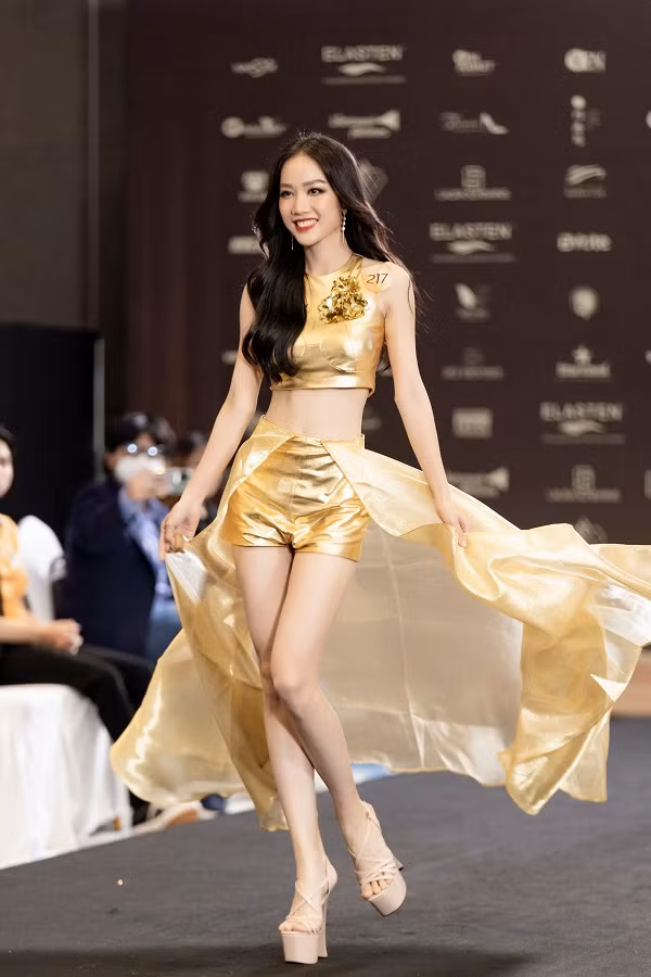 Dàn thí sinh cực kỳ bùng nổ và nóng bỏng. Màn hô tên đa dạng của thí sinh đã để lại dấu ấn đến toàn thể BGK chấm thi và các fan yêu mến sắc đẹp.