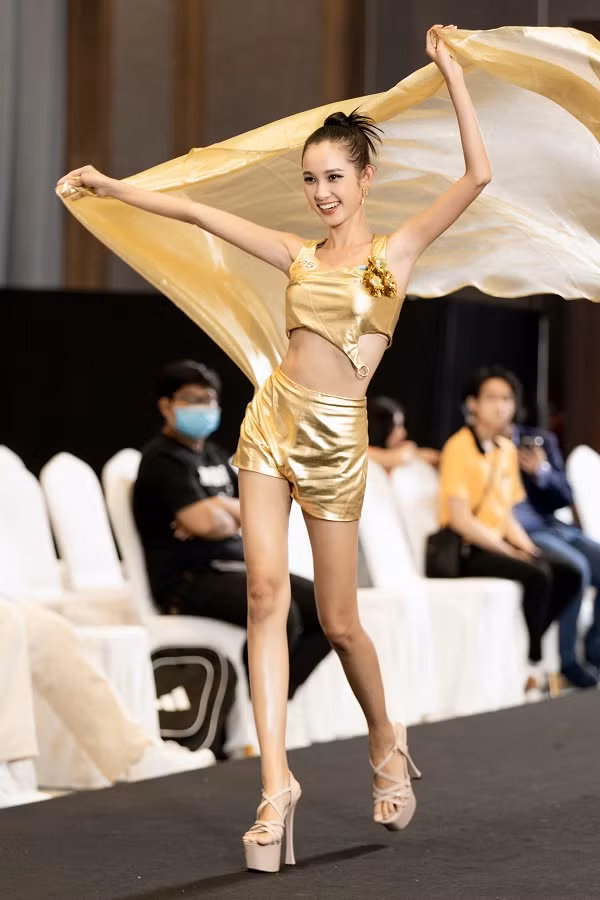 Ngoài ra nhiều thí sinh còn thể hiện khả năng về ngoại ngữ như tiếng Anh, tiếng Đức.