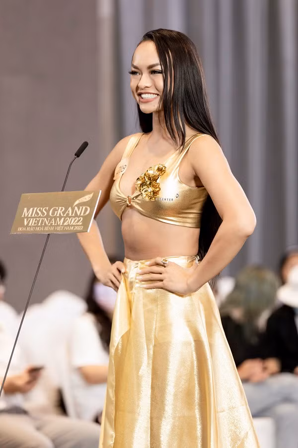 Đáng chú ý là màn catwalk xoay nhiều vòng liên tục của Chu Lê Vi Anh, màn “bắn” rap ấn tượng của Mai Ngô, hay kỹ năng catwalk “một tiến ba lùi” của Huỳnh Thới Ngọc Thảo.