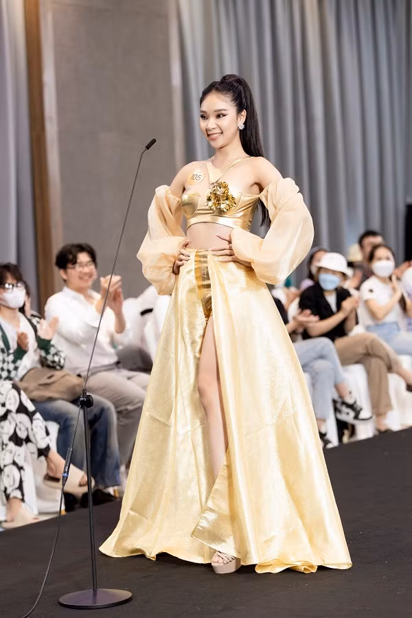 Tại đây, các thí sinh tiếp tục thể hiện cá tính mạnh mẽ của mình qua phần thi trình diễn catwalk và hô tên.