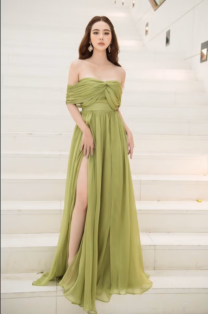 Huyen Lizzie dien goi cam khoe vai tran non na di su kien