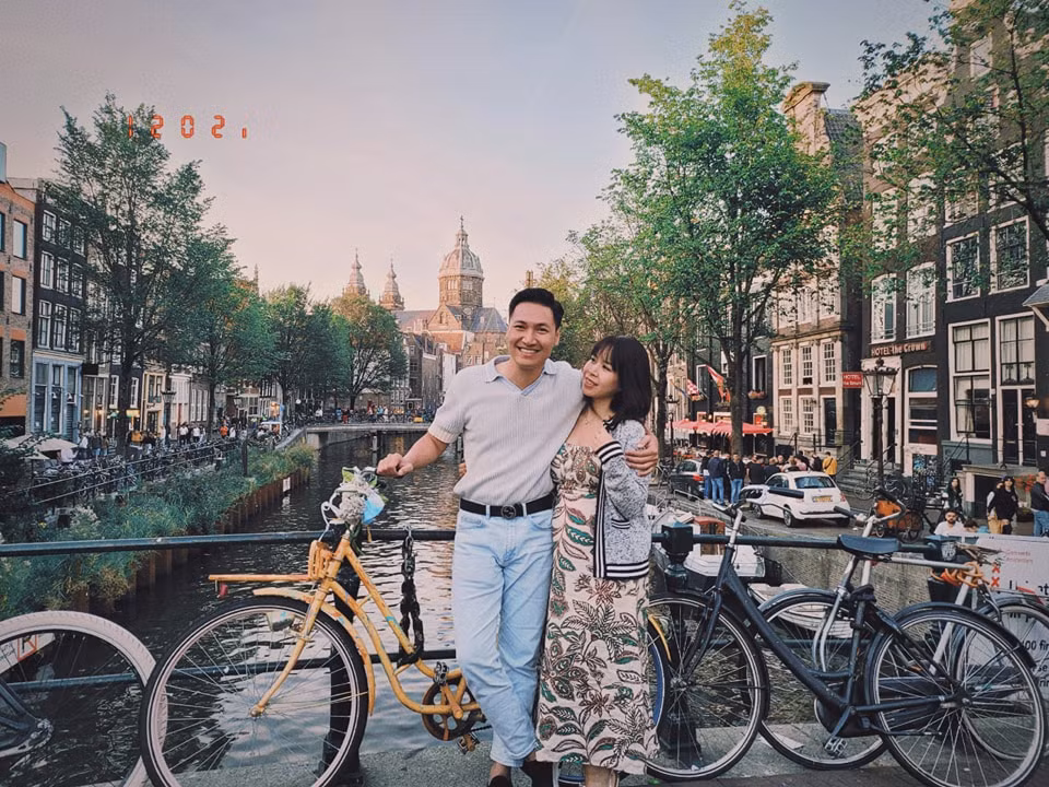Vợ chồng Mạnh Trường đang có chuyến du lịch châu Âu. Mới nhất nam diễn viên khoe loạt ảnh ở Hà Lan kèm chia sẻ: "Bình minh ở Amsterdam".