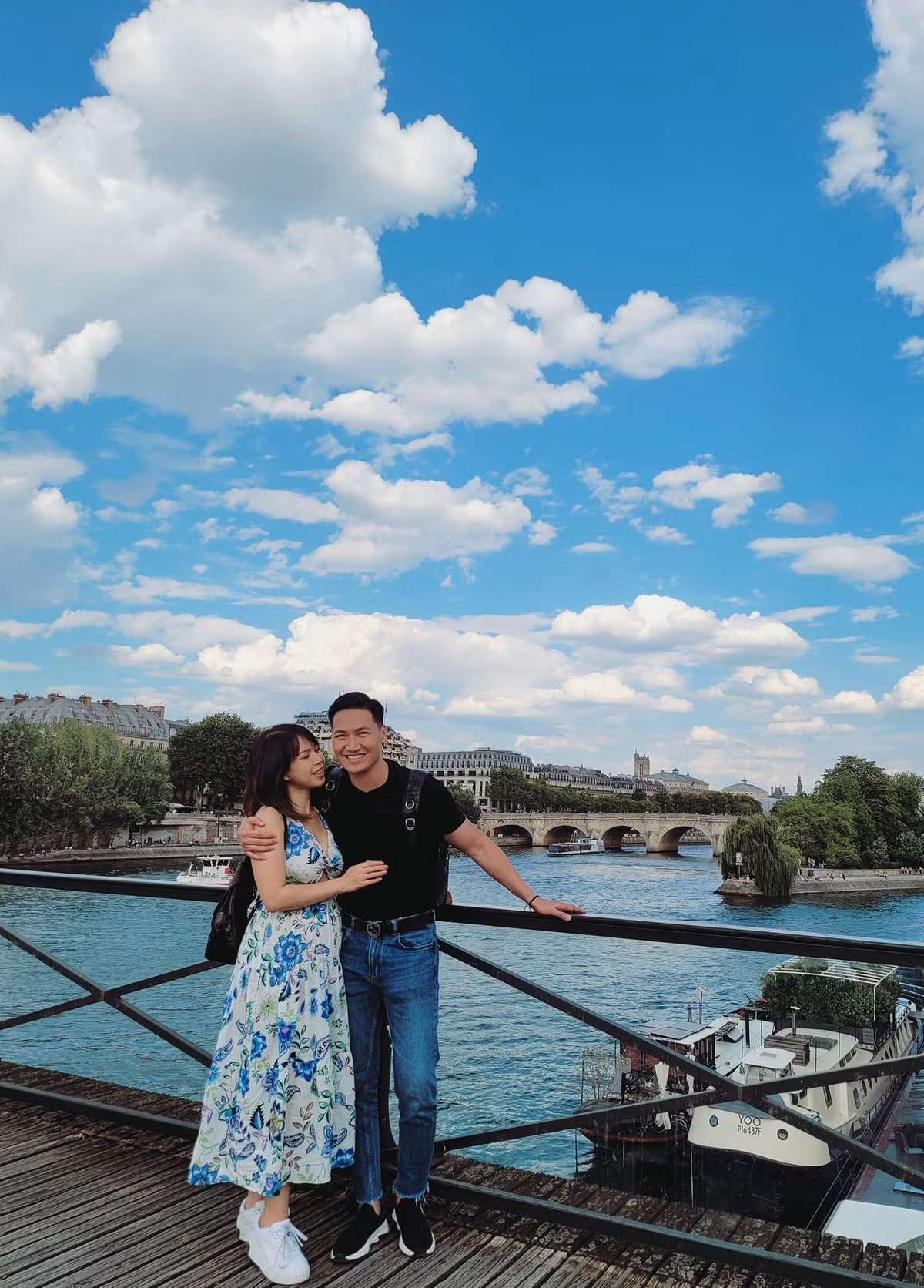Nam diễn viên dành nhiều thời gian cho bà xã khi cô mang bầu. Ngoài những ngày đi đóng phim, quay quảng cáo, Mạnh Trường tranh thủ thời gian đưa vợ con đi du lịch.