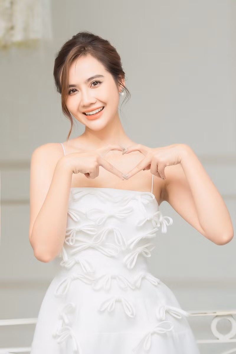Huyen Lizzie dien vay cup nguc, xinh nhu cong chua du su kien