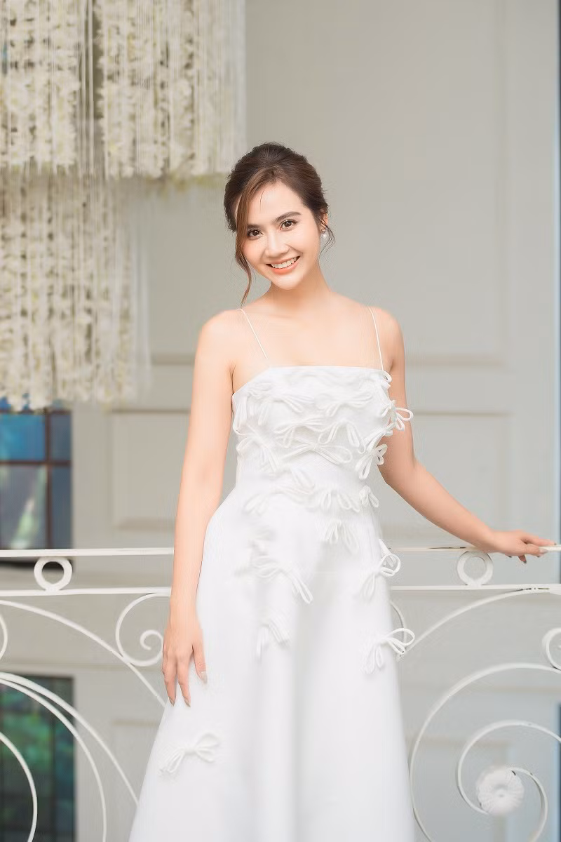 Trong các sự kiện, Phan Minh Huyền thường hay chọn màu trắng hoặc tông màu rất dịu dàng.