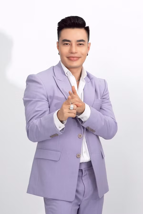 Lý Nhã Kỳ và Lê Dương Bảo Lâm có mối quan hệ thân thiết vài năm trở lại đây. Tính cách thẳng thắn, hài hước của "thánh livestream" khiến cho mỹ nhân 8X nhanh chóng mở lòng sau đôi lần gặp gỡ.