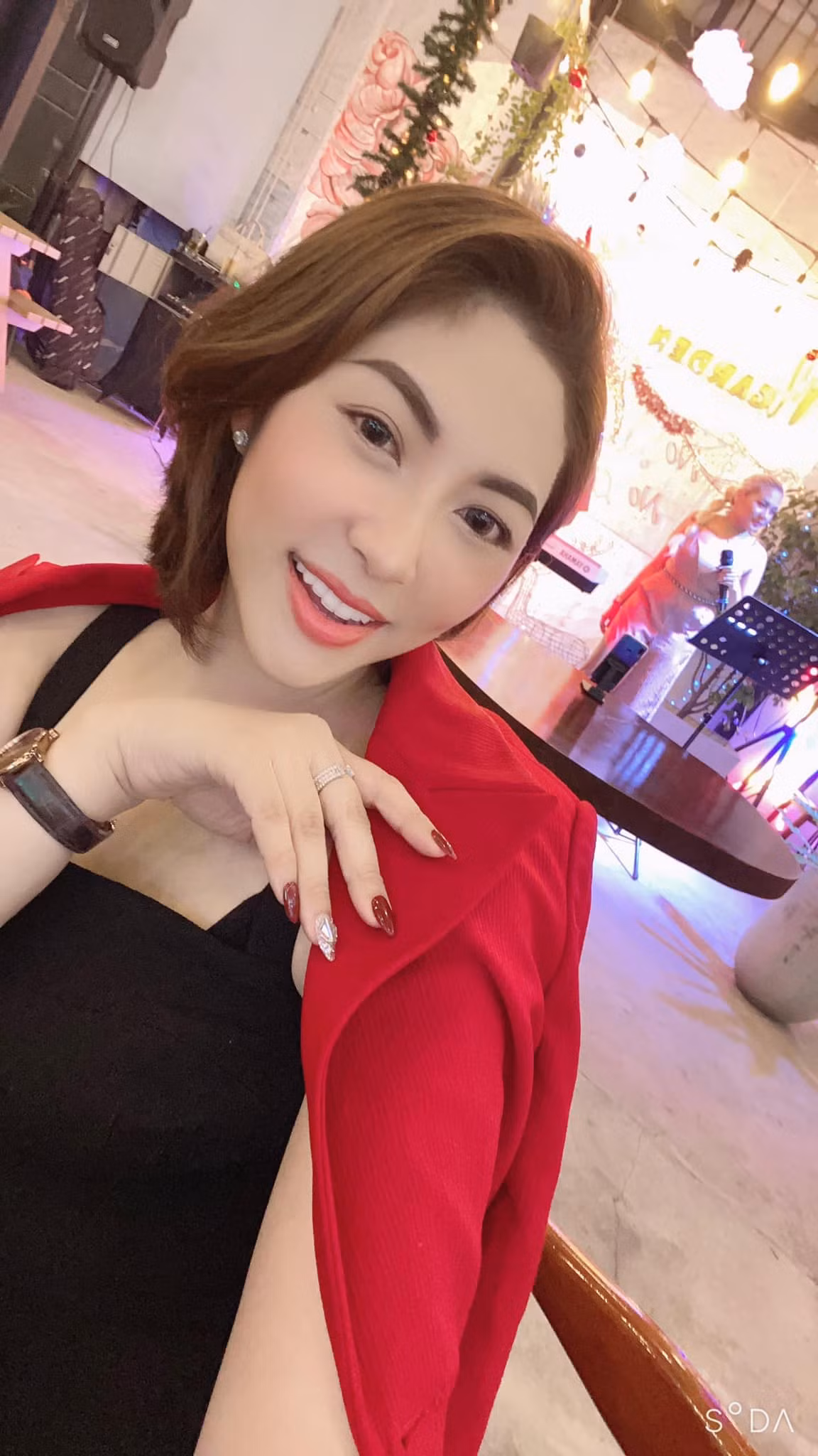 Người đẹp chia sẻ: "Với mẹ đơn thân, dù sóng gió có ở ngay trên đầu cũng phải ôm chặt lấy con để vượt qua chứ chẳng có bờ vai nào để dựa vào, để chở che. Mạnh mẽ, độc lập, yêu thương chính mình phụ nữ nhé".