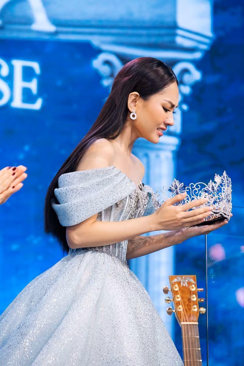 Nói về lý do đấu giá vương miện, Mai Phương chia sẻ trong sự xúc động rằng, cô cảm thấy vô cùng tự hào khi hy sinh chiếc vương miện của mình để có thể “tô điểm” thêm cho cuộc đời, giúp cho những mảnh đời bất hạnh.
