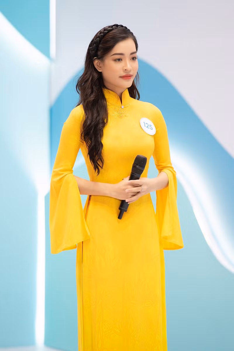 Thí sinh Dương Thị Châu Uyên (SBD 125) chia sẻ: “Để tham dự cuộc thi Hoa hậu Biển đảo Việt Nam 2022 tôi đã có sự chuẩn bị rất kỹ để thể hiện tốt nhất bản thân mình. Với tôi, đại diện nhan sắc không chỉ là ánh hào quang bên ngoài mà còn là trách nhiệm, nghĩa vụ với cộng đồng, xã hội. Tôi muốn mang sức trẻ, nhiệt huyết của mình để quảng bá và bảo vệ chủ quyền biển đảo quê hương”.