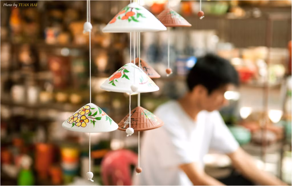 Một trong những hoạt động thú vị tại làng Bát Tràng là ngắm nghệ nhân làm gốm, tự tay trải nghiệm hoạt động thú vị này hoặc đơn giản là được lạc vào khu chợ làng nghề với vô vàn mặt hàng hấp dẫn. Ảnh: Hainguyentuanphoto/Flickr.