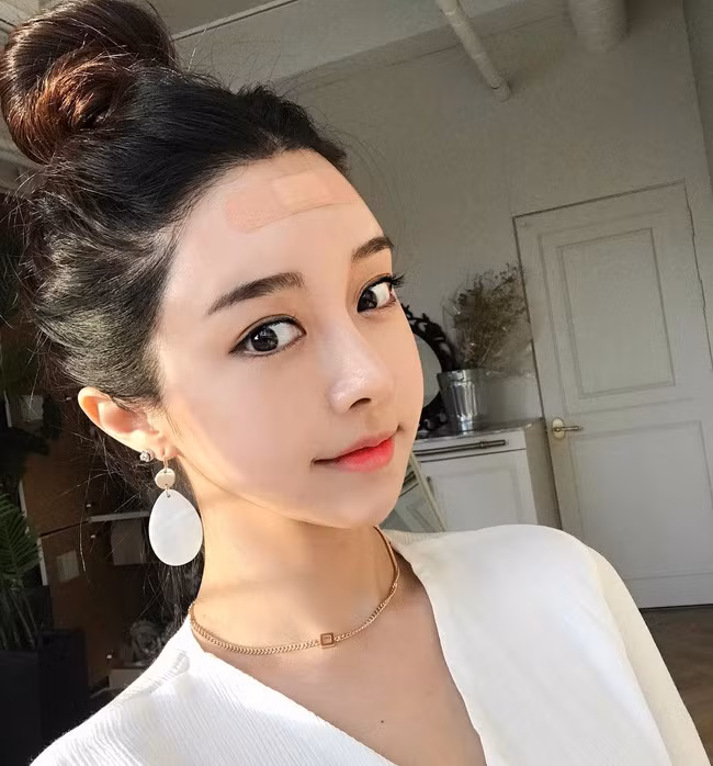 Nếu cô nàng nào không may sở hữu chiếc cằm rộng, họ chọn cách gọt để cằm trở nên thon gọn, sang trọng hơn song má vẫn phải phúng phính chứ không phải vuốt vào như mặt chữ V.