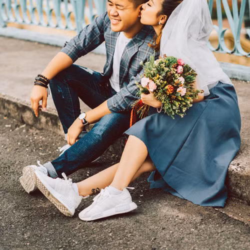 Những góc ảnh tưởng như rất bình thường lại chứa đựng nhiều kỷ niệm của hai vợ chồng trong những ngày rong ruổi trên chiếc xe máy, đi khắp các con phố chụp ảnh cưới. Cả cô dâu – chú rể đều ăn mặc giản dị nhưng chính nụ cười viên mãn đã giúp họ đẹp trong mọi khung hình.