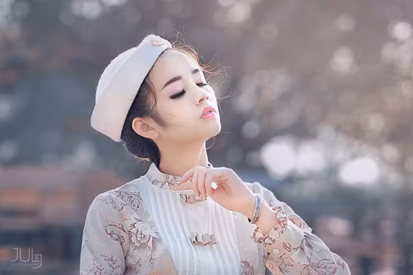 Tuy nhiên, sau khi lên xe hoa về nhà chồng, cô nàng xứ Tuyên không hề 'từ bỏ cuộc chơi' như nhiều người dự đoán. Ngược lại, hot girl Ánh Trương vẫn tiếp tục xuất hiện làm mẫu ảnh với lối diễn cuốn hút người xem. Bên cạnh đó, với tấm bằng tốt nghiệp Đại học Mỹ Thuật công nghiệp, Ánh Trương đã bắt đầu lấn sân sang lĩnh vực thời trang bằng việc kinh doanh bán hàng online những sản phẩm mang tên thương hiệu Ánh Trương.