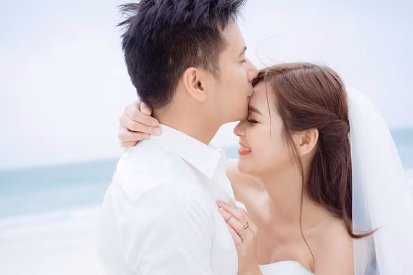 Với ngoại hình nhỏ nhắn, khuôn mặt toát lên vẻ sáng không tì vết, Thu Hương liên tục xuất hiện trong nhiều bộ ảnh khiến cộng đồng mạng si mê. Từng bật mí về mẫu bạn trai lý tưởng là người nhẹ nhàng, chu đáo, cư xử đúng mực. Thế nhưng đến đầu năm nay, hot girl dân tộc đã tay trong tay, cùng chồng là doanh nhân Tuấn Vũ về dinh.
