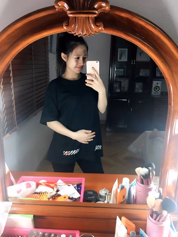Đặc biệt, vào ngày 'Cá tháng tư', hot girl Hà Thành đăng tải hình ảnh đang mang bầu 28 tuần khiến cộng đồng mạng cho rằng 'nửa đùa nửa thật'.