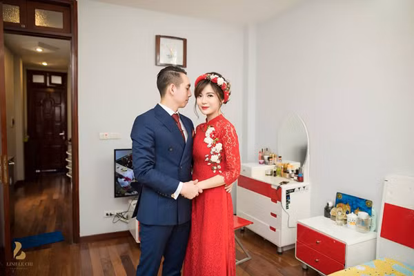 Tốt nghiệp thạc sĩ chuyên ngành Quản lý kinh tế tại trường Paris 10 Nanterre cùng việc sở hữu khuôn mặt xinh xắn, đôi mắt to tròn, chiếc mũi cao dọc dừa toát lên thanh tú, hot girl fan MU hiện đang sở hữu hơn 250.000 người theo dõi trên trang cá nhân.
