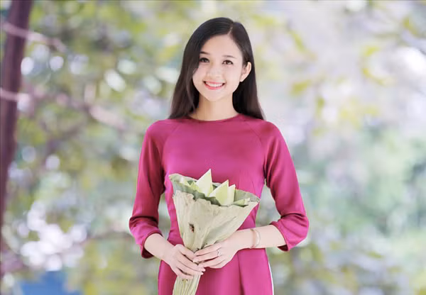 Sở hữu nét đẹp dịu dàng, thanh tú cùng những nickname nổi danh cộng đồng mạng như 'hot girl ảnh thẻ', 'hotgirl bắn cung' hay thậm chí là 'cô gái đẹp nhất Xứ Tuyên', Ánh Trương được khá nhiều anh chàng 'phải lòng', yêu mến.