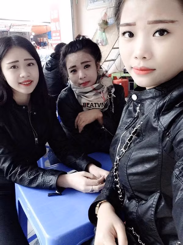 Nếu như trước đây, chuẩn đẹp của phái nữ là lông mày lá liễu, thanh mảnh thì ngày nay, nhiều cô gái lại tạo sự khác biệt bằng những kiểu lông mày lá tre đậm nét, bằng phẳng.