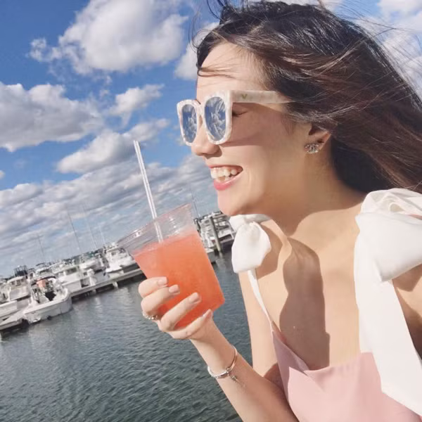 Hotgirl Mie Nguyễn cực duyên khi khoe nụ cười tươi rói kèm luôn góc nghiêng thần thánh.