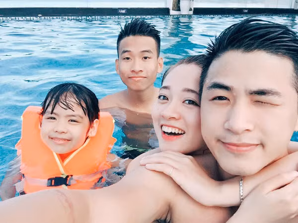 Liều hơn một chút như cô nàng Trương Hoàng Mai Anh, xuống bơi rồi vẫn selfie bình thường.