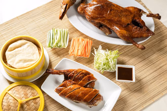 Gói tiệc sang chảnh ngày Valentine này có giá 2.200.000 - 2.400.000 đồng với tôm hùm, hải sản tươi, đồ nướng và nhiều món tráng miệng cao cấp... Ảnh: chudu24.com.