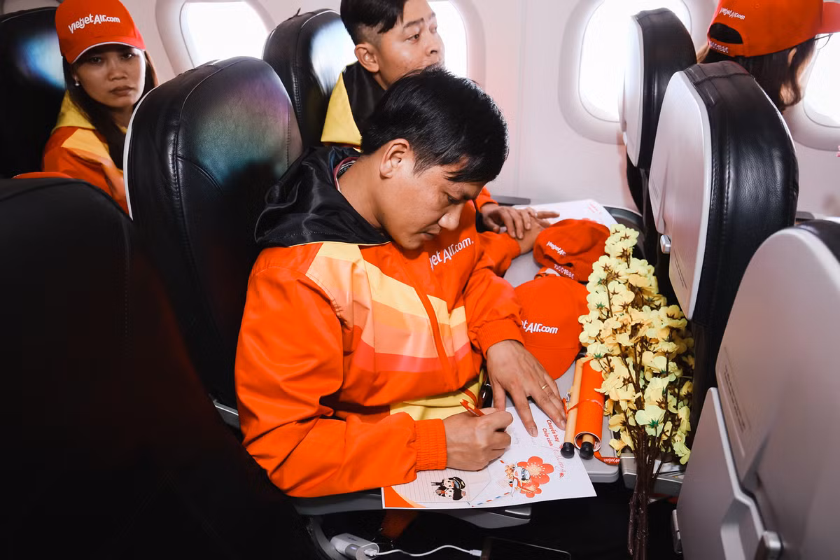 150 thanh niên công nhân và sinh viên, mỗi người một hoàn cảnh khó khăn.