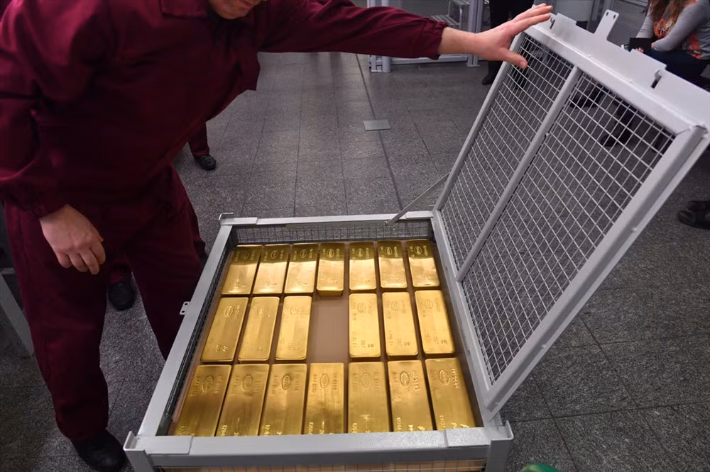 Những thoi vàng được xếp gọn trong container bọc lưới mắt cáo (mỗi container 20 thoi). Từng thoi đều có niêm phong riêng.