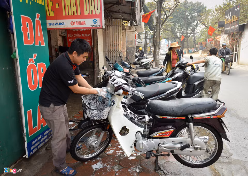 Do không thuê được thợ trong ngày giáp Tết nên anh Quỳnh nhờ anh trai là Lê Xuân Bách (vốn là nhân viên văn phòng) đến phụ giúp.