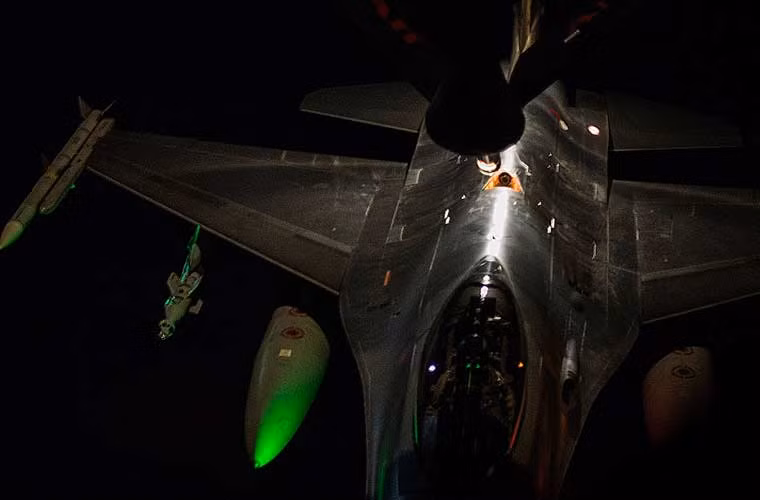 Tiêm kích F-16 của Không quân Hà Lan đang được máy bay tiếp dầu KC-135 bơm nhiên liệu trong đêm trên bầu trời Iraq, ngày 10/3.
