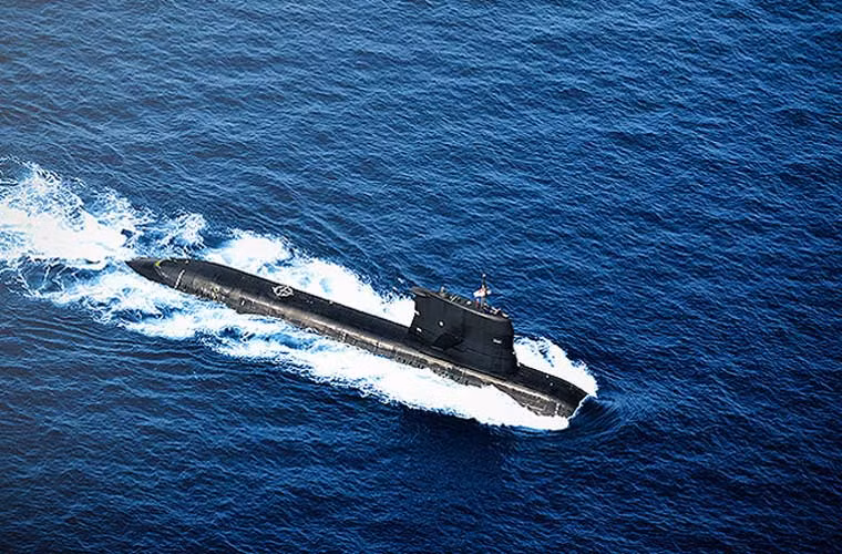 Về mặt hỏa lực, tàu ngầm Challenger của Singapore cũng thua xa tàu ngầm Việt Nam, Indonesia khi chỉ có 4 ống phóng ngư lôi 533mm và 2 ống phóng 400mm dùng để bắn ngư lôi, thủy lôi. Chúng không có khả năng bắn tên lửa hành trình chống hạm tầm xa. Nhìn chung, tàu ngầm lớp Challenger chủ yếu phù hợp cho nhiệm vụ huấn luyện, tuần tra vùng ven biển hơn là tác chiến biển xa.