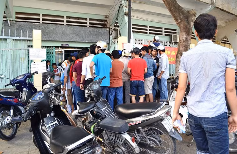 Người dân Tân An cho biết: "Đã lâu lắm rồi mới lại có cảnh người người xếp hàng nhiều giờ để xem môn thể thao vua".