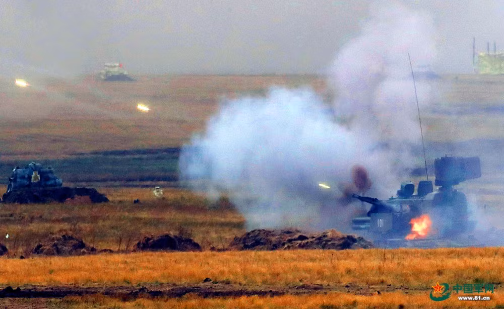 Hệ thống phòng không 2K22 Tunguska của Nga gây nhiều chú ý tại tập trận lần này. Nguồn ảnh: livejournal.