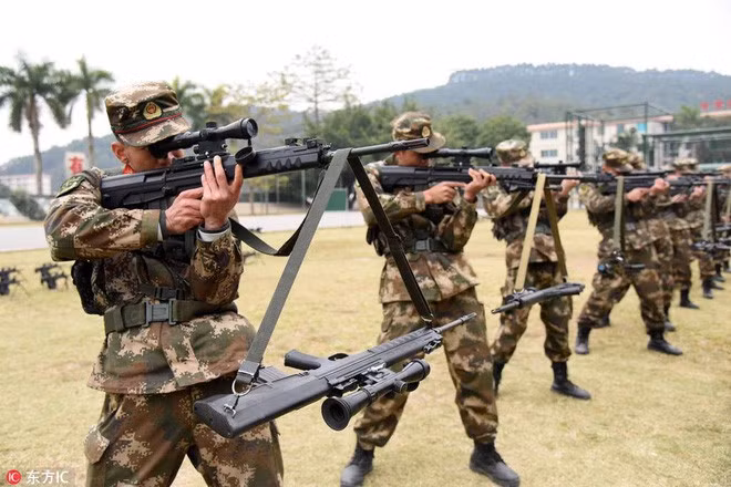 Vũ khí tiêu chuẩn của lính bắn tỉa Vũ cảnh Trung Quốc là khẩu QBU-88 dạng bullpup (băng đạn nằm sau tay cò), nó có khối lượng 4,1 kg; chiều dài 920 mm với nòng dài 460 mm; sử dụng cỡ đạn 5,8 x 42 mm.