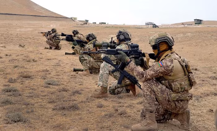 Nhưng quân đội Nga không nên chiến đấu chống lại Azerbaijan. Kịch bản duy nhất có thể xảy ra đối với sự phát triển của các sự kiện là nếu các bên xung đột không đi đến một thỏa thuận hòa bình, chỉ nên đưa một lực lượng gìn giữ hòa bình tới để phân định các bên trong xung đột.