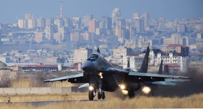 Tuy nhiên cần lưu ý rằng ngoài biên đội tiêm kích MiG-29 nói trên thì còn có tới 13 máy bay trực thăng khác xuất hiện trong tấm ảnh vệ tinh được đăng tải.