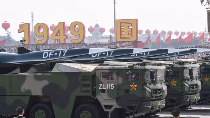 Ông Chang đồng thời cho biết quân đội Trung Quốc đã triển khai hệ thống phòng không S-400 do Nga sản xuất. “S-400 có thể phát hiện và bắn hạ tên lửa, máy bay không người lái cùng chiến đấu cơ từ cự ly lên tới 600km, giúp phòng thủ trước bất kỳ cuộc tấn công nào từ Đài Loan. Hệ thống radar của S-400 rất tinh vi, có thể bao phủ toàn bộ Đài Loan”, theo ông Chang.